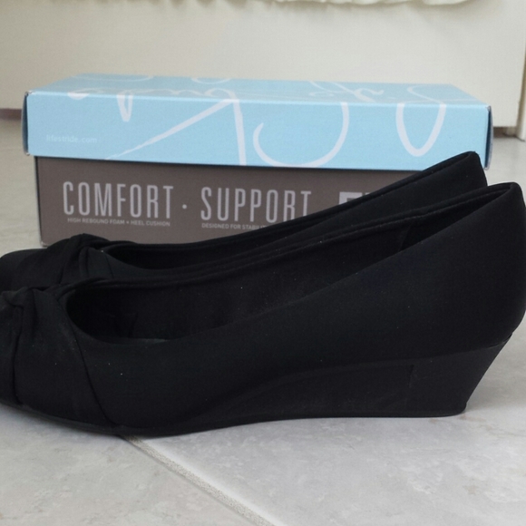 Bandolino black wedge shoes - Picture 9 of 13